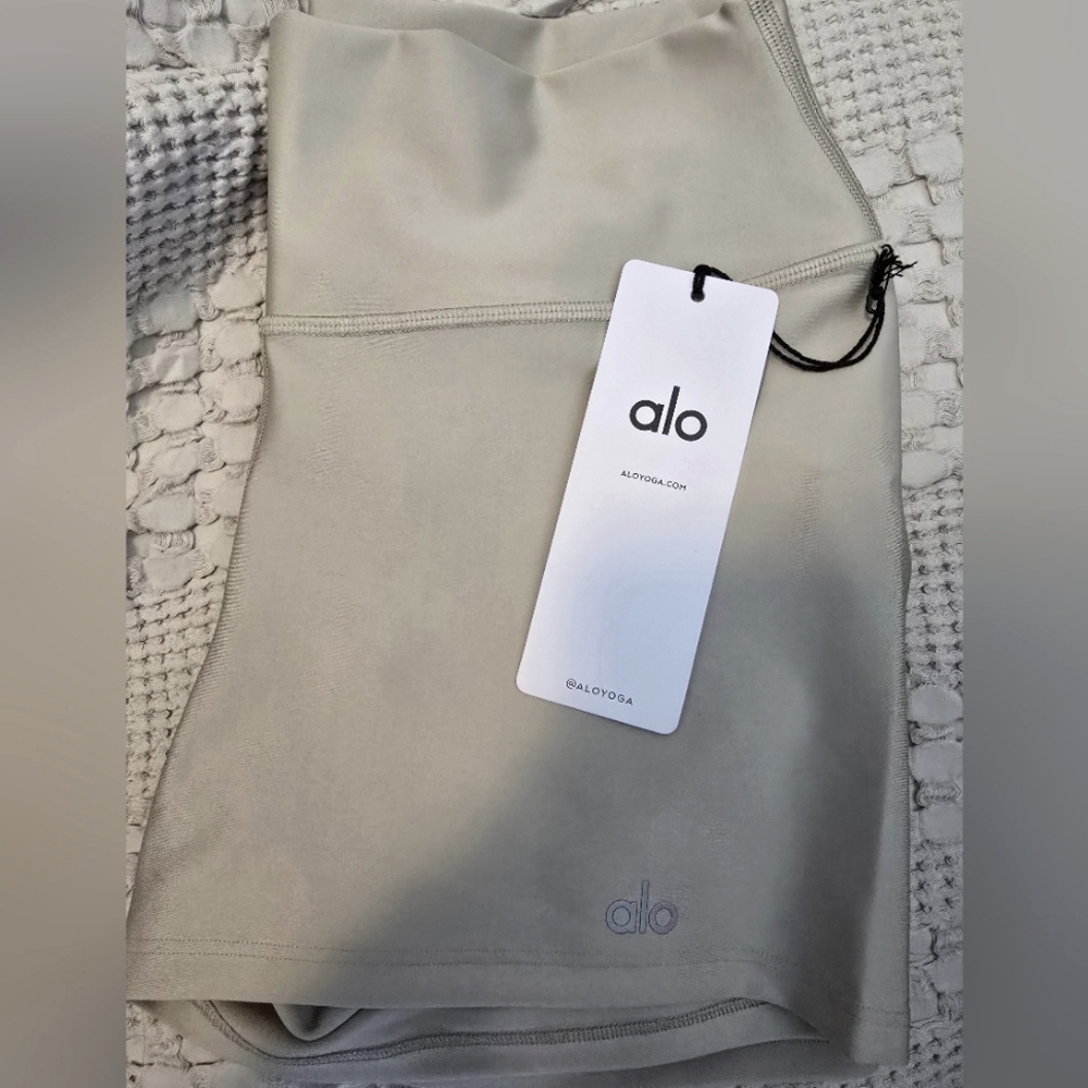 ✨️BNWT✨️ ALO Yoga 3" Airlift Shorts in California Sand